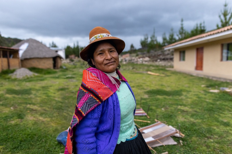 Felicitas Samata weaving a poncho